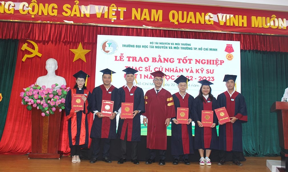 trao-bang-cu-nhan.jpg