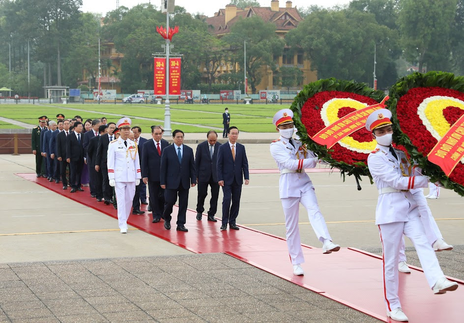 Lãnh đạo Đảng, Nhà nước vào Lăng viếng Chủ tịch Hồ Chí Minh, tưởng niệm các Anh hùng liệt sĩ - Ảnh 1.