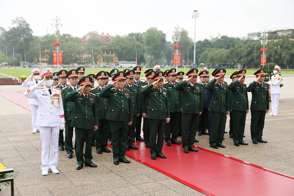 Lãnh đạo Đảng, Nhà nước vào Lăng viếng Chủ tịch Hồ Chí Minh, tưởng niệm các Anh hùng liệt sĩ - Ảnh 3.