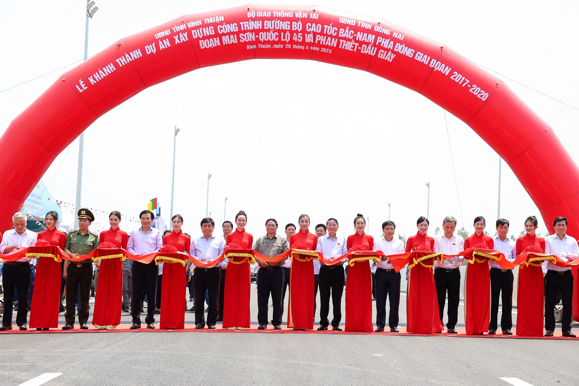 Khánh thành thêm 2 dự án thành phần, chính thức khai thác 800 km cao tốc Bắc-Nam - Ảnh 1.