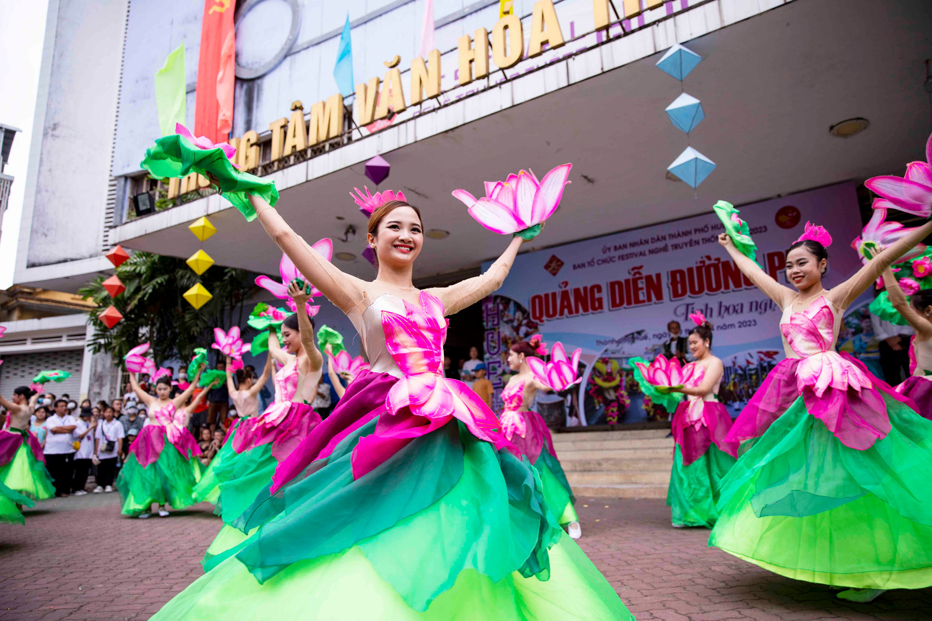 Sôi động lễ hội đường phố tại Festival Nghề truyền thống Huế 2023