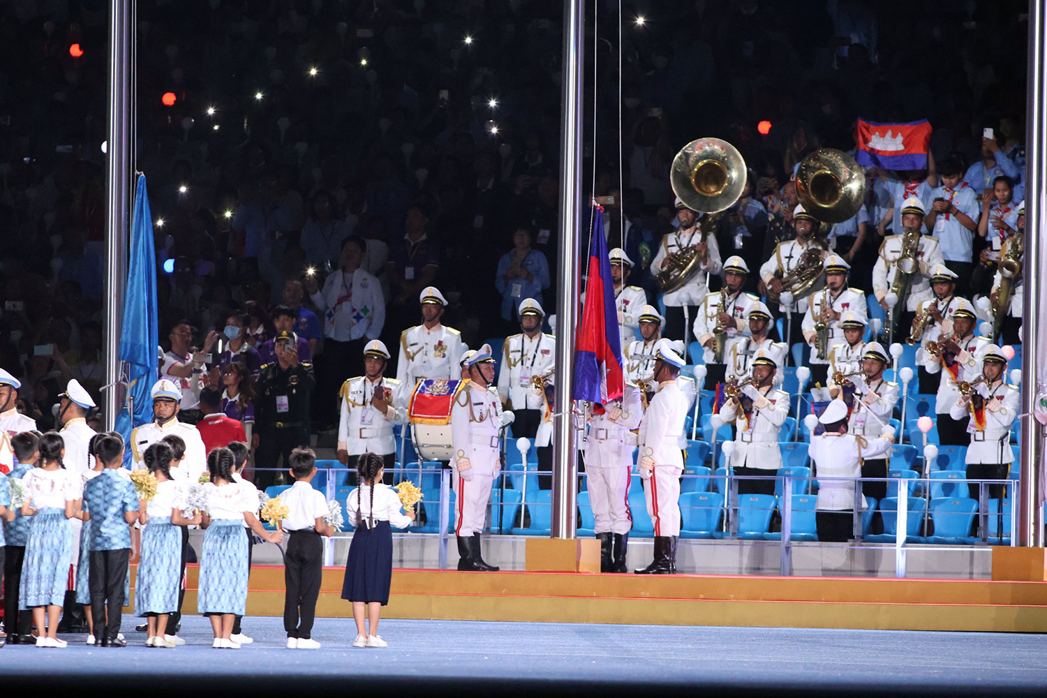 Phó Thủ tướng Trần Lưu Quang dự Lễ khai mạc SEA Games 32 - Ảnh 4.