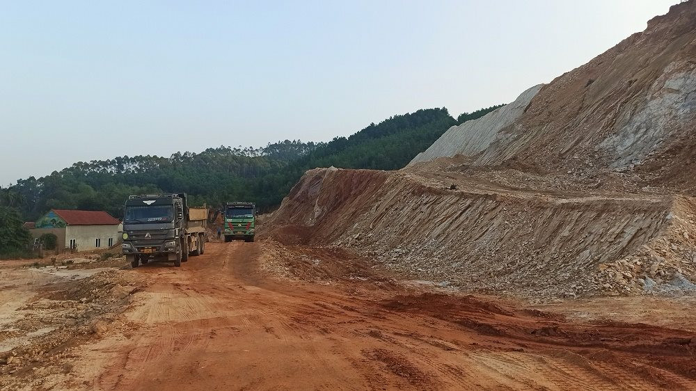 Bắc Giang: Doanh nghiệp bị xử phạt 100 triệu đồng vì khai thác đất trái phép