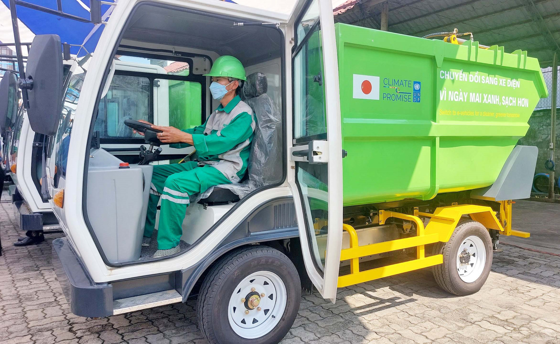 TP. Huế: Tiếp nhận 6 xe tải điện thí điểm thu gom rác thải