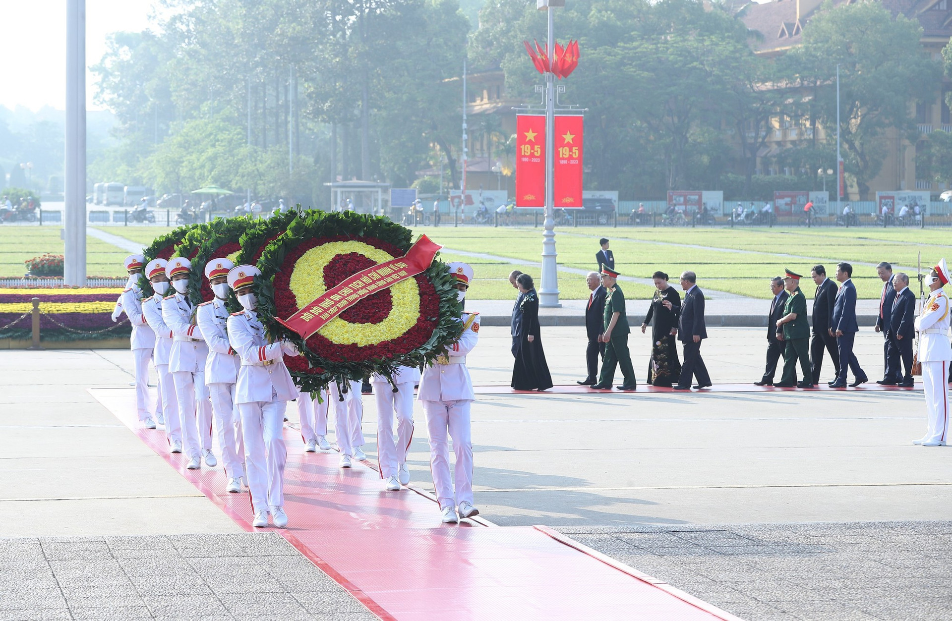 Lãnh đạo Đảng và Nhà nước vào Lăng viếng Chủ tịch Hồ Chí Minh - Ảnh 1.