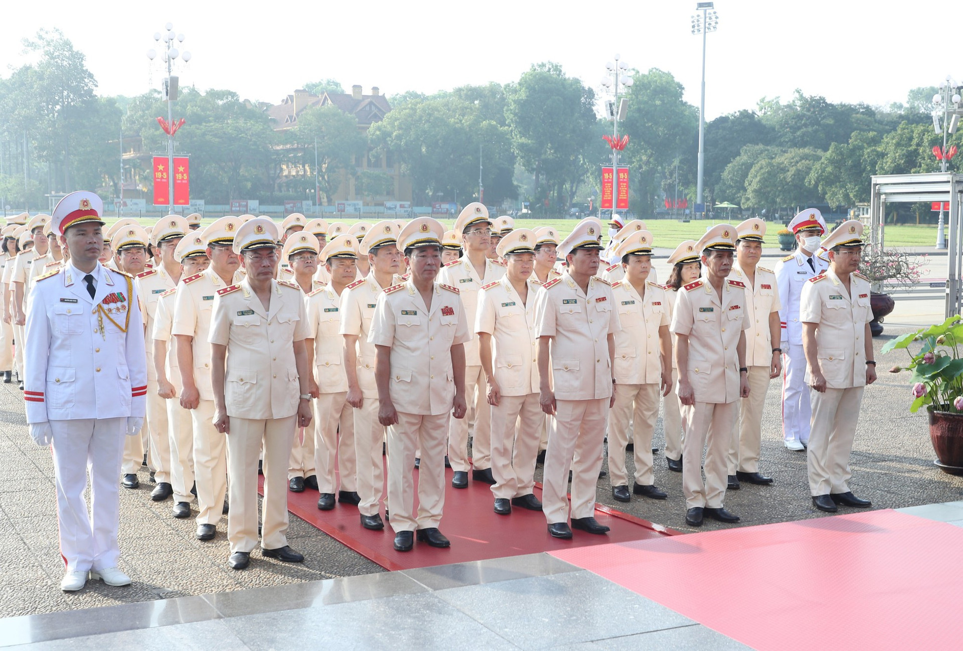 Lãnh đạo Đảng và Nhà nước vào Lăng viếng Chủ tịch Hồ Chí Minh - Ảnh 5.