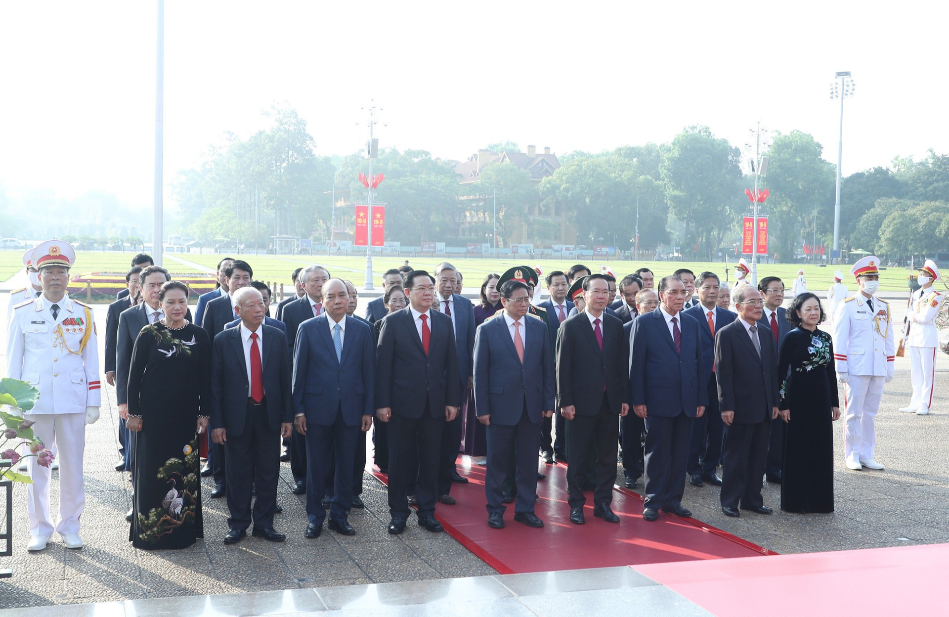 Lãnh đạo Đảng và Nhà nước vào Lăng viếng Chủ tịch Hồ Chí Minh - Ảnh 2.