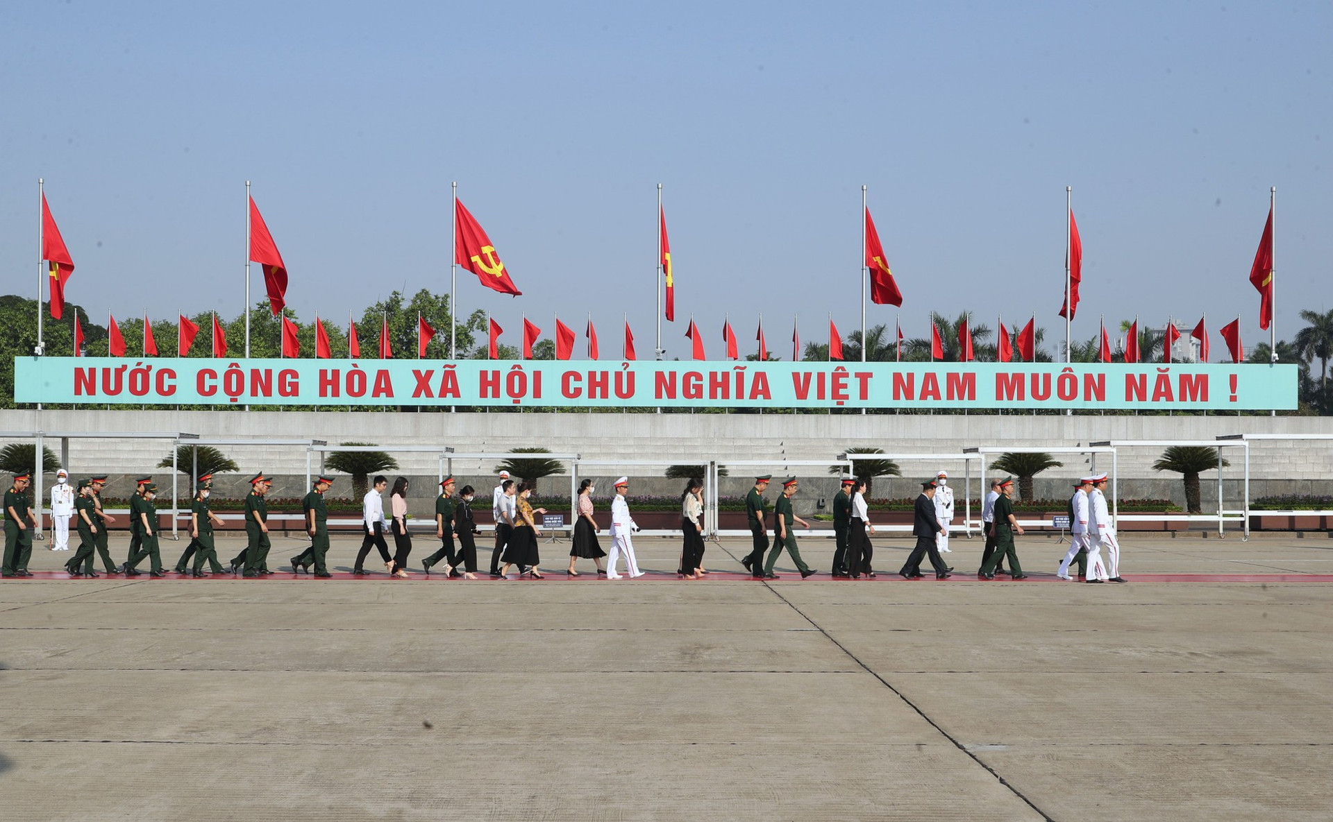 Lãnh đạo Đảng và Nhà nước vào Lăng viếng Chủ tịch Hồ Chí Minh - Ảnh 6.