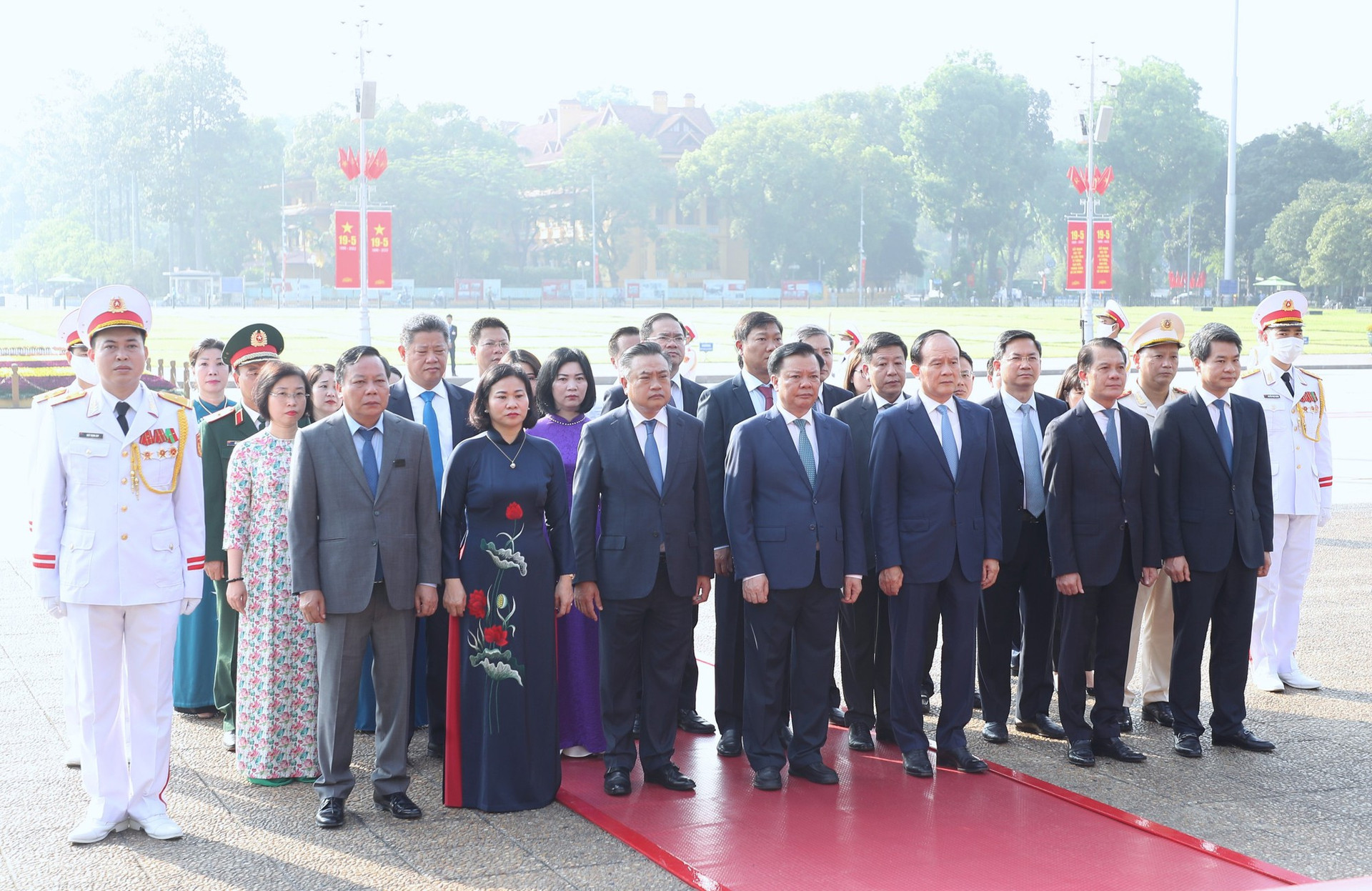 Lãnh đạo Đảng và Nhà nước vào Lăng viếng Chủ tịch Hồ Chí Minh - Ảnh 7.