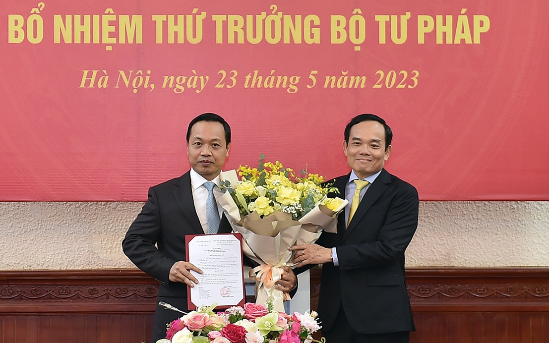 Phó Thủ tướng Trần Lưu Quang trao quyết định bổ nhiệm tân Thứ trưởng Bộ Tư pháp Trần Tiến Dũng