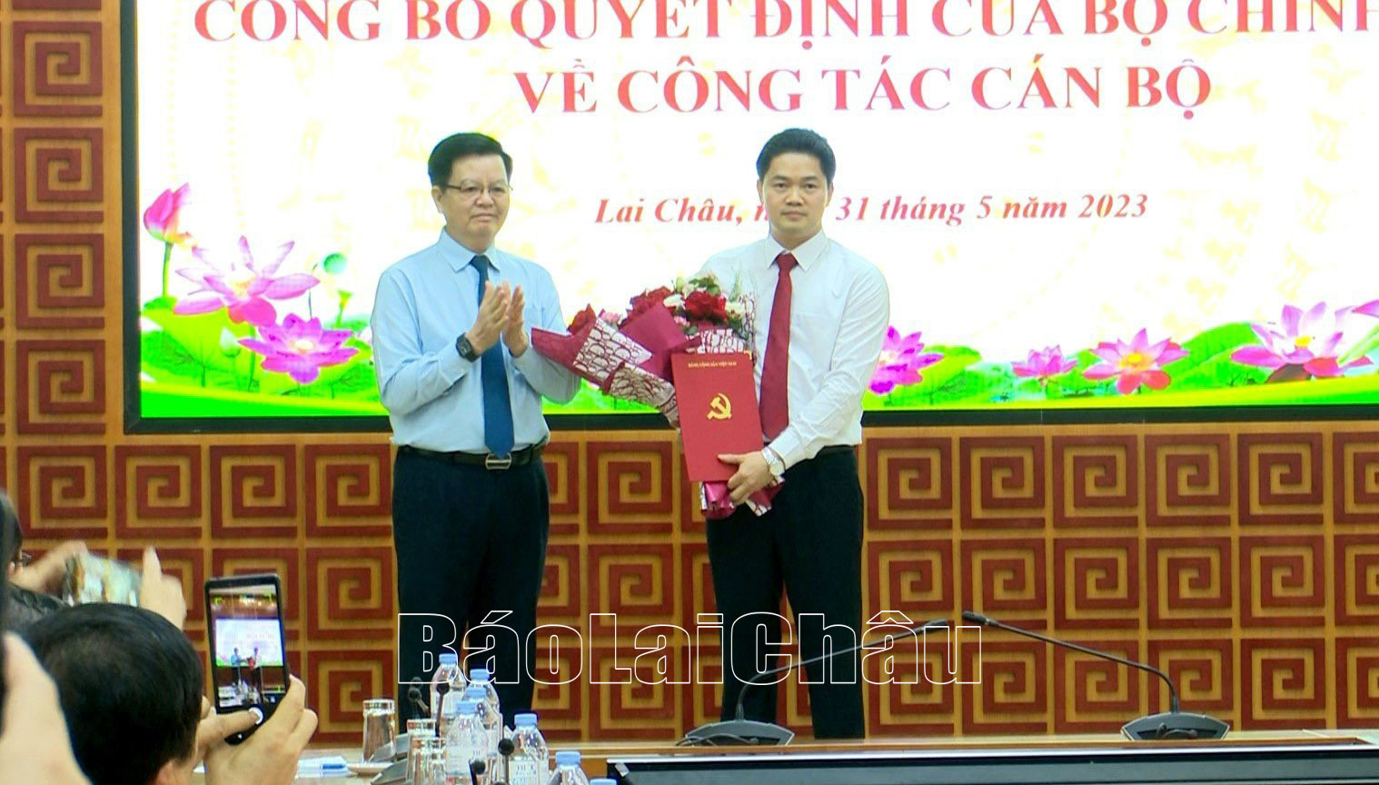 Đồng chí Mai Văn Chính - Ủy viên Trung ương Đảng, Phó trưởng Ban Thường trực Ban Tổ chức Trung ương trao quyết định cho đồng chí Vũ Mạnh Hà.