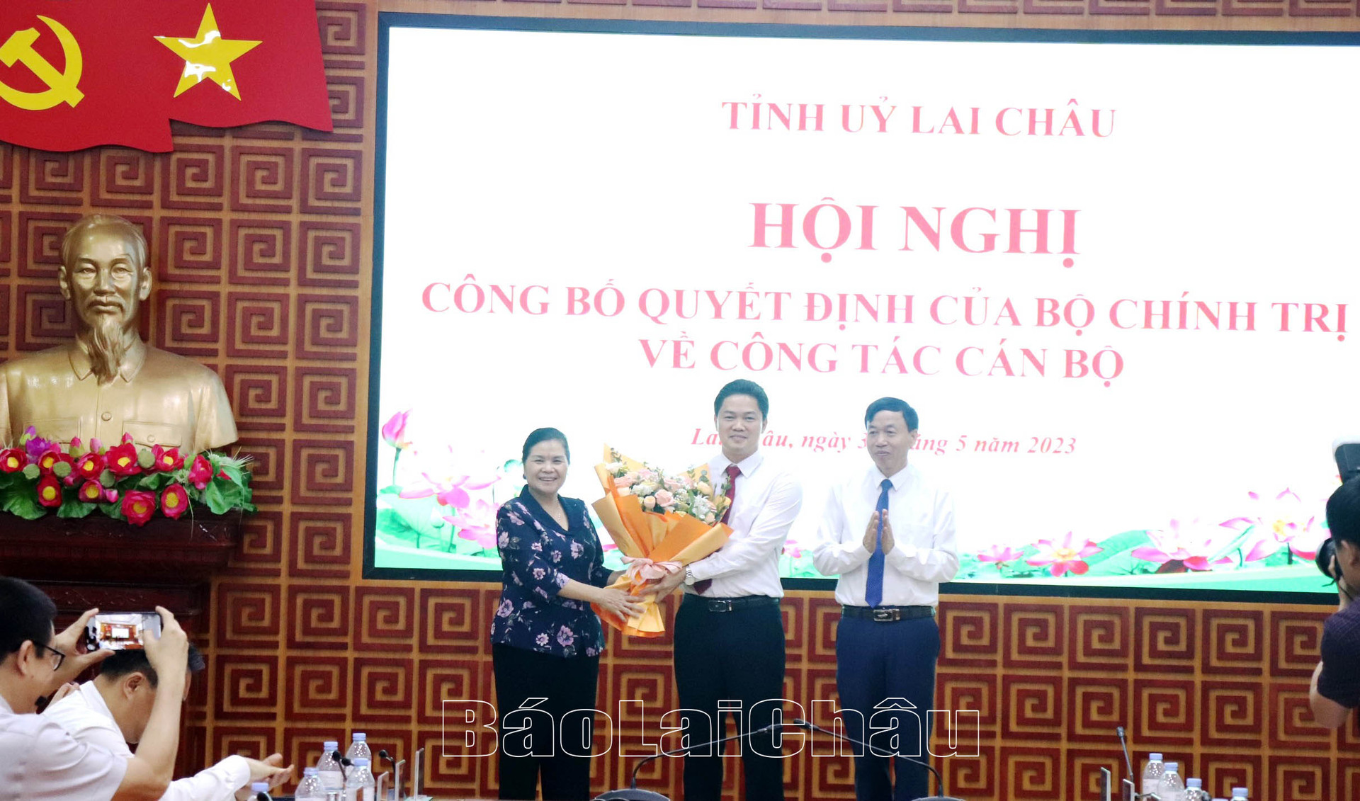 Các đồng chí lãnh đạo Tỉnh ủy Lai Châu tặng hoa chúc mừng tân Phó Bí thư Tỉnh ủy.