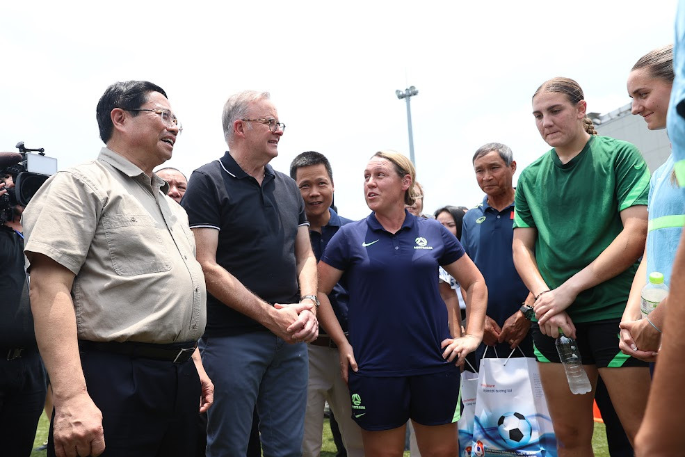 Thủ tướng Việt Nam và Australia giao lưu với 2 đội tuyển bóng đá nữ - Ảnh 1.