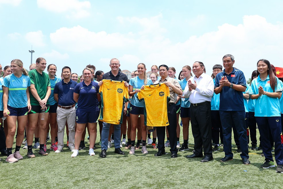 Thủ tướng Việt Nam và Australia giao lưu với 2 đội tuyển bóng đá nữ - Ảnh 4.