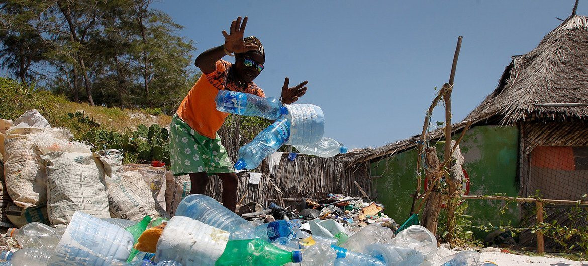 Quyền được sống trong môi trường trong lành của con người: Cần chống lại “làn sóng nhựa” độc hại