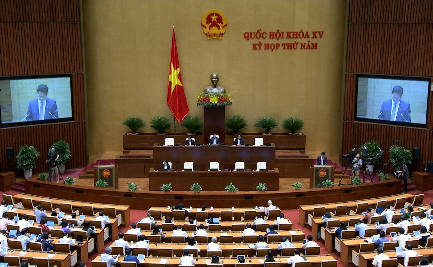 Bộ trưởng Bộ Tài nguyên và Môi trường Đặng Quốc Khánh báo cáo Quốc hội về dự án Luật Đất đai (sửa đổi)
