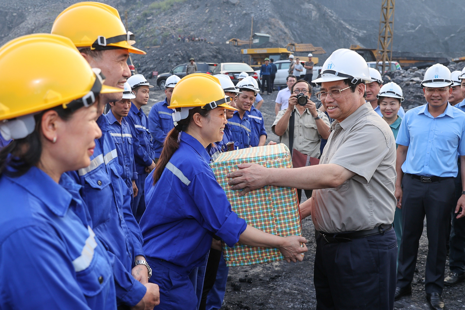 Thủ tướng kiểm tra tình hình sản xuất, cung ứng điện, than tại Quảng Ninh - Ảnh 5.