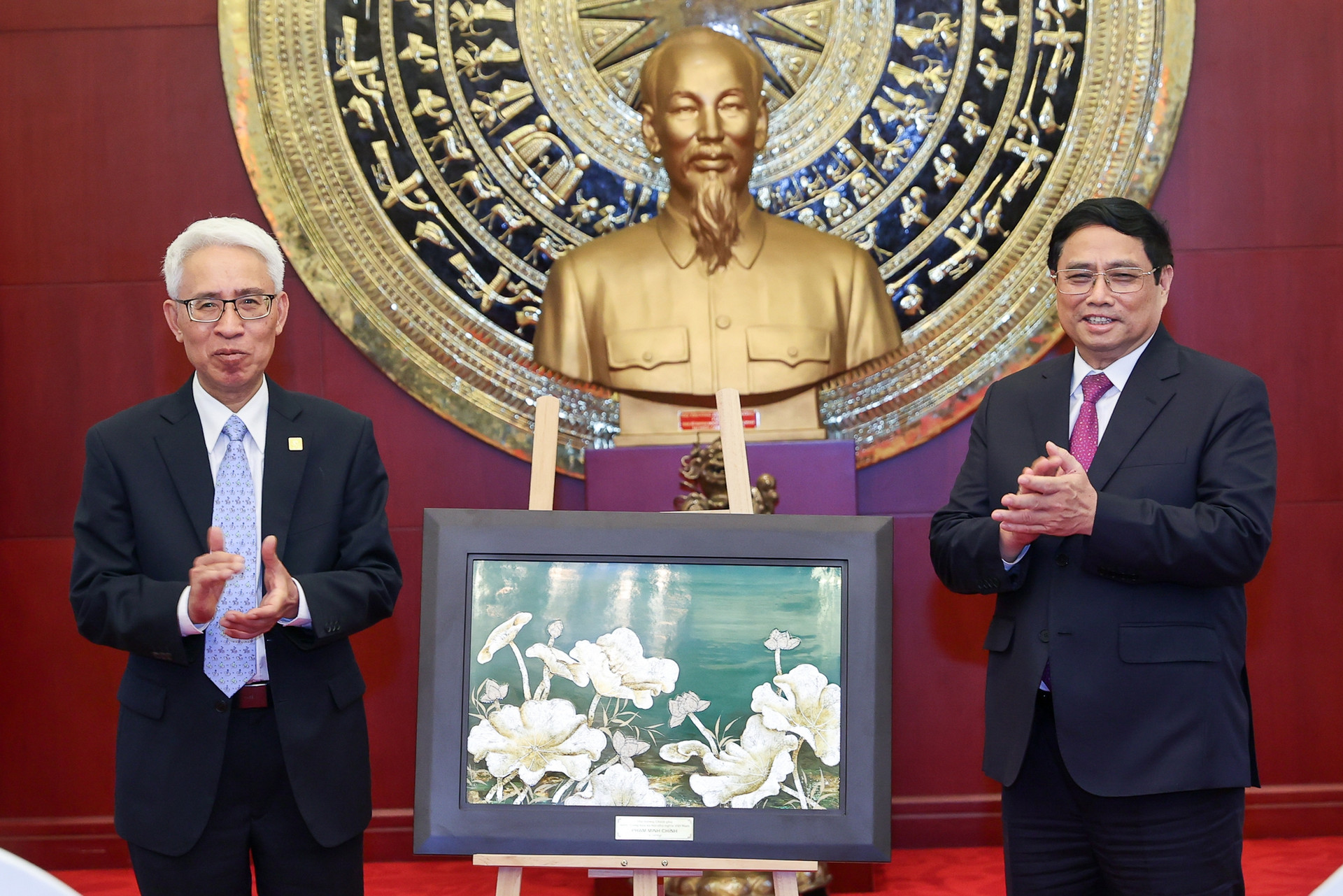Thủ tướng thăm Đại sứ quán và gặp gỡ cộng đồng người Việt Nam tại Trung Quốc - Ảnh 6.