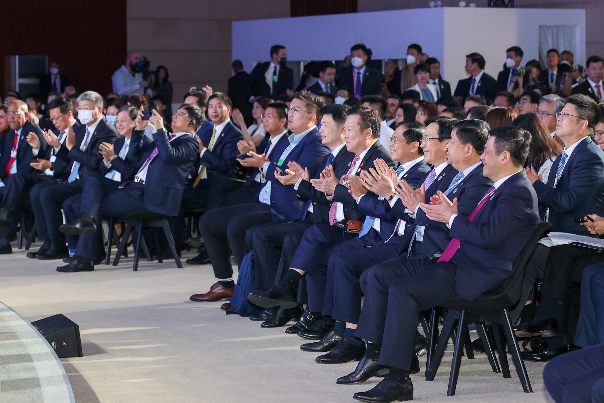 Thủ tướng: 6 định hướng lớn để đương đầu '6 cơn gió ngược' cản trở tăng trưởng kinh tế thế giới và Việt Nam - Ảnh 9.