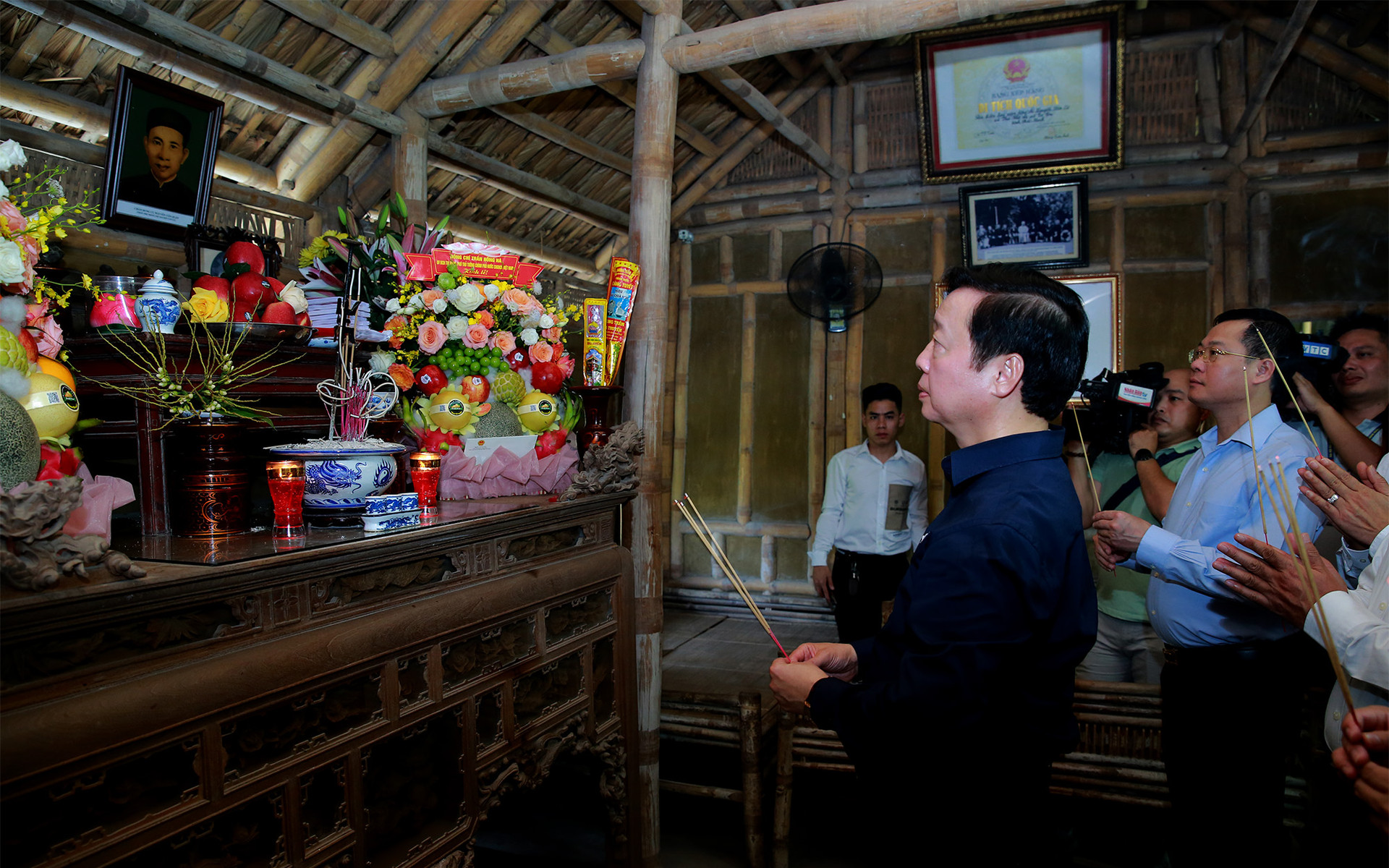 Phó Thủ tướng Trần Hồng Hà dâng hương kỷ niệm 111 năm Ngày sinh Tổng Bí thư Nguyễn Văn Cừ - Ảnh 3.