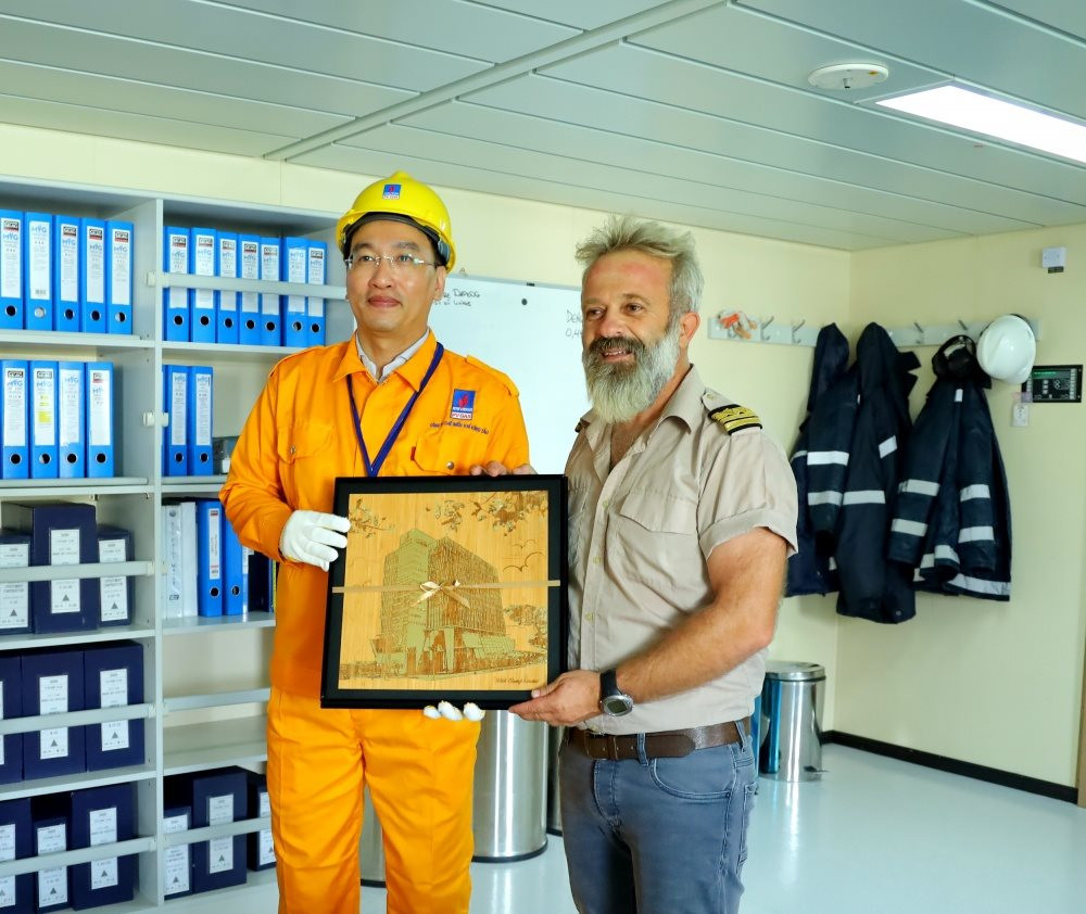 Chủ tịch HĐQT PV GAS Nguyễn Thanh Bình cảm ơn và tặng quà lưu niệm Thuyền trưởng Tzirvelakis Nikolaos trên tàu LNG Maran Gas Achilles