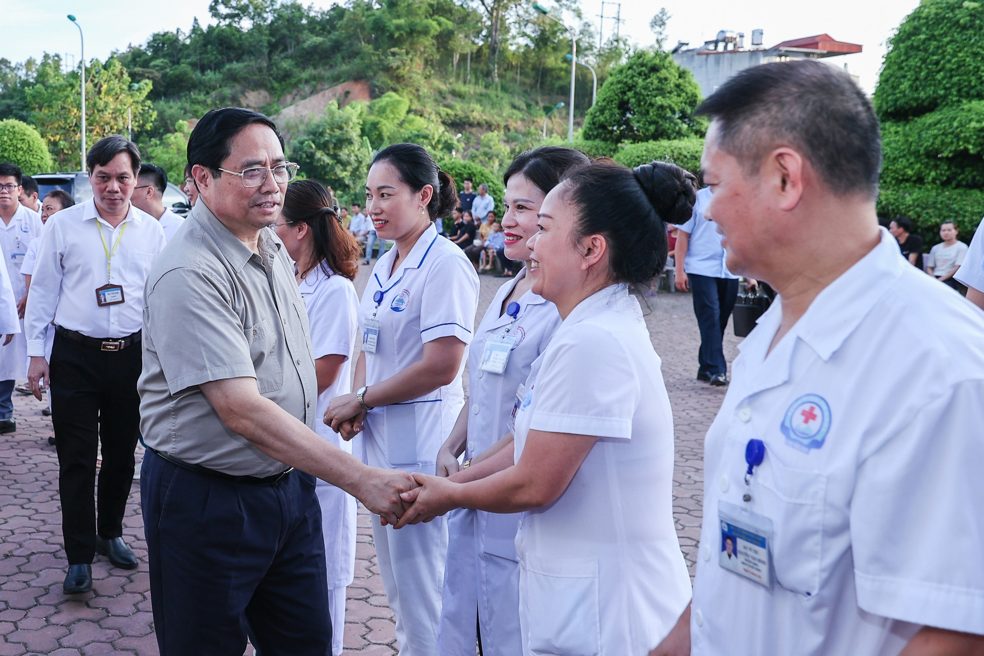 Thủ tướng Phạm Minh Chính dâng hương tại Nhà tưởng niệm Chủ tịch Hồ Chí Minh và thăm Bệnh viện đa khoa tỉnh Bắc Kạn - Ảnh 1.