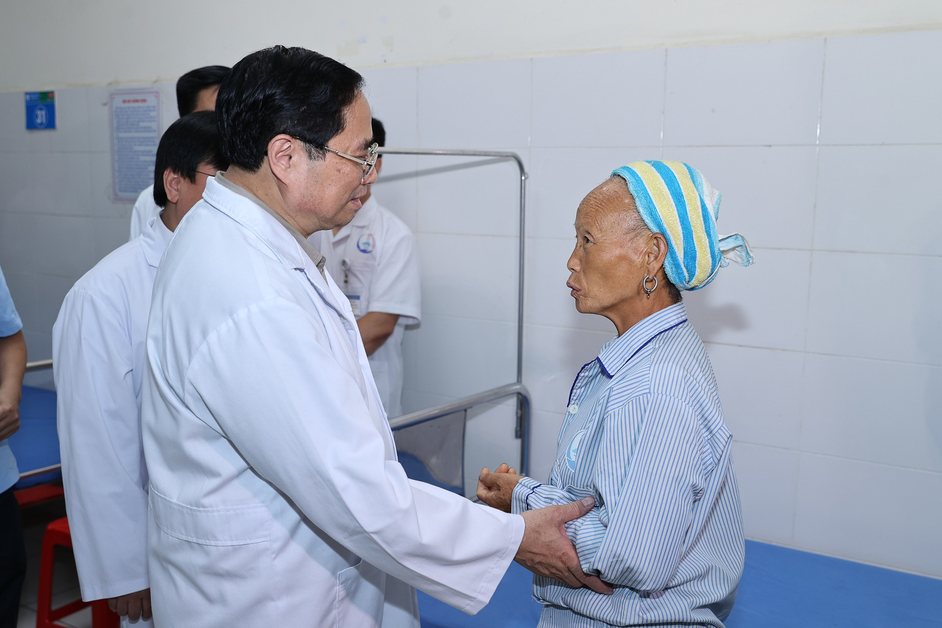 Thủ tướng Phạm Minh Chính dâng hương tại Nhà tưởng niệm Chủ tịch Hồ Chí Minh và thăm Bệnh viện đa khoa tỉnh Bắc Kạn - Ảnh 2.