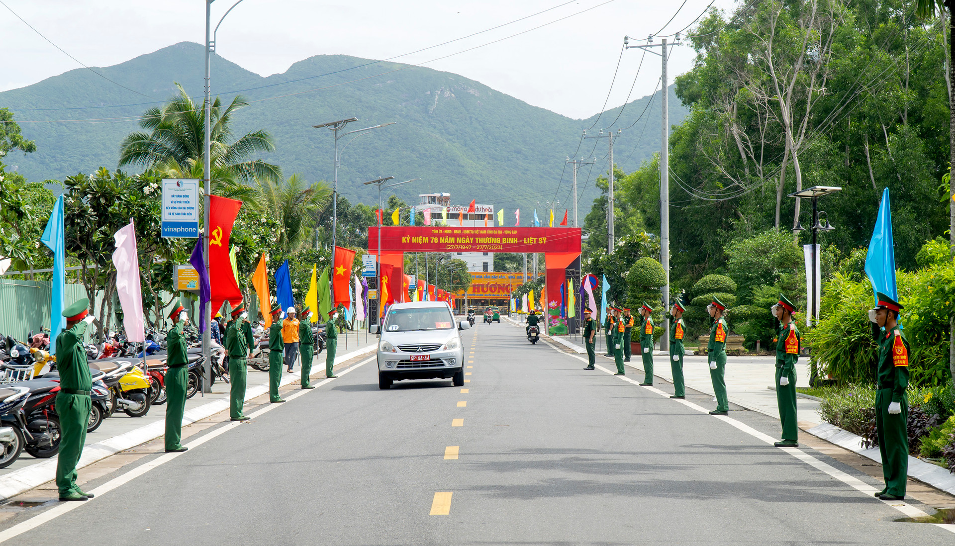 Lối vào Nghĩa trang Hàng Dương, huyện Côn đảo nơi diễn ra nhiều hoạt động đặc biệt kỷ niệm 76 năm ngày Thương binh – Liệt sỹ.