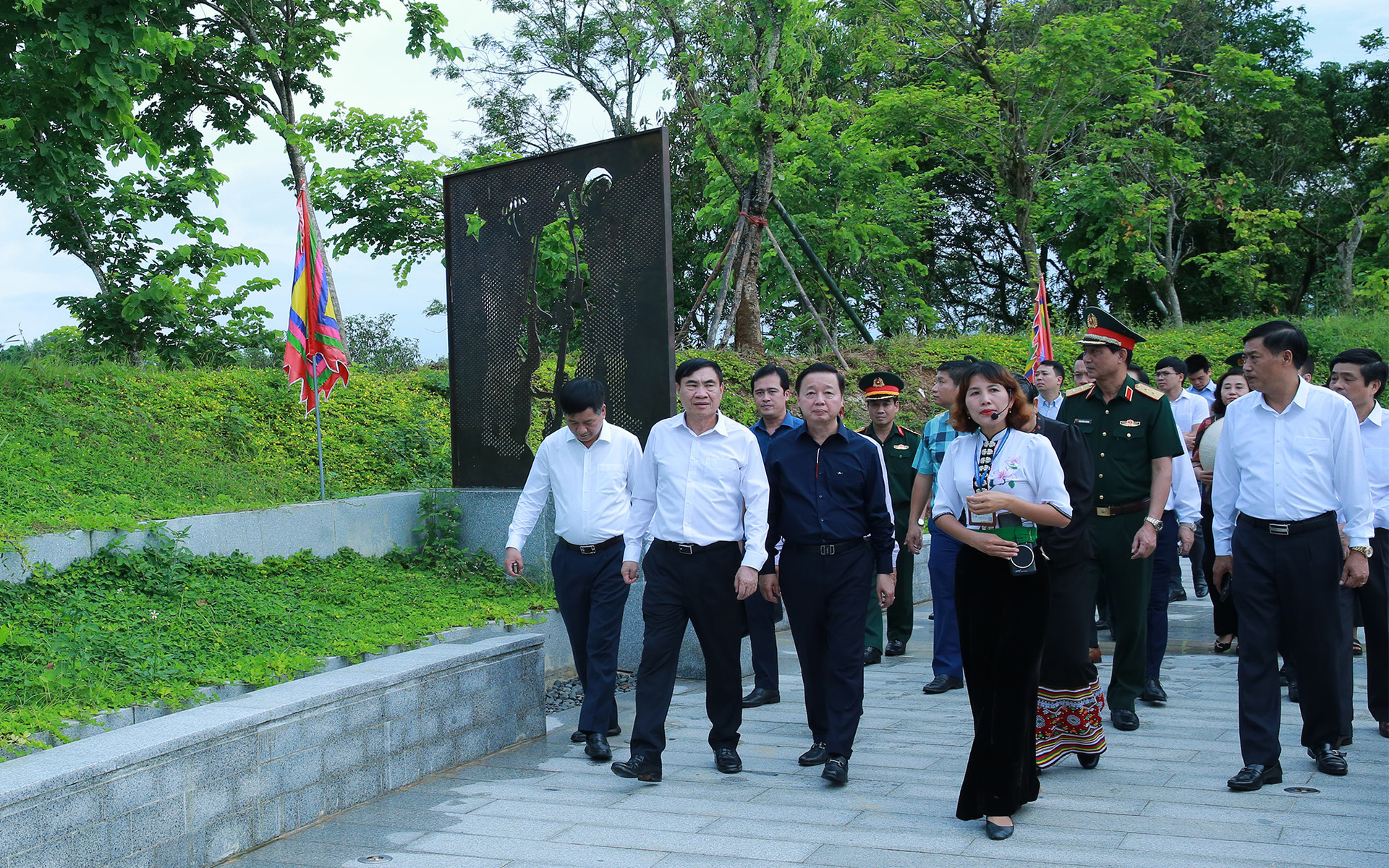 Phó Thủ tướng Trần Hồng Hà dâng hương tưởng niệm anh hùng, liệt sĩ tại chiến trường Điện Biên Phủ - Ảnh 6.