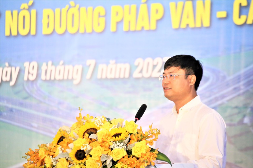Ông Nguyễn Chí Cường - Giám đốc Ban Quản lý dự án đầu tư xây dựng các công trình giao thông Hà Nội báo cáo tại lễ khởi công.