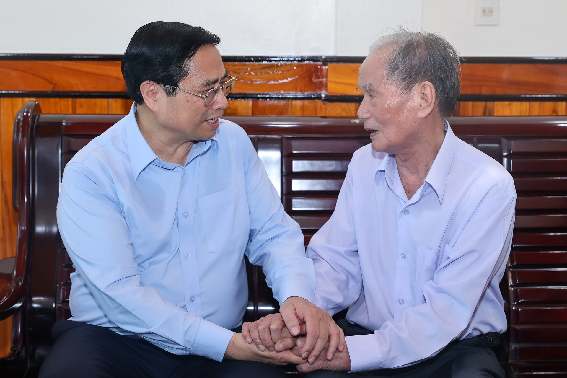 Thủ tướng Phạm Minh Chính dâng hương tưởng nhớ các anh hùng liệt sĩ, tri ân các gia đình chính sách - Ảnh 10.