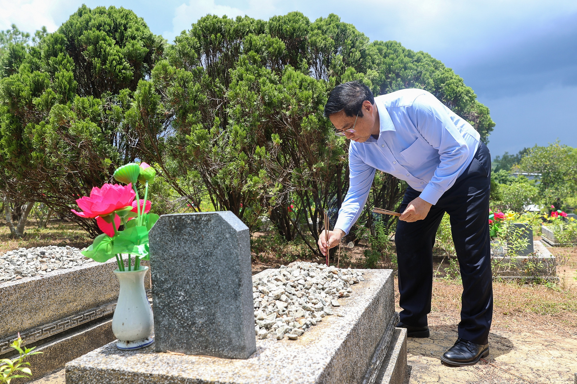 Thủ tướng Phạm Minh Chính dâng hương tưởng nhớ các anh hùng liệt sĩ, tri ân các gia đình chính sách - Ảnh 8.