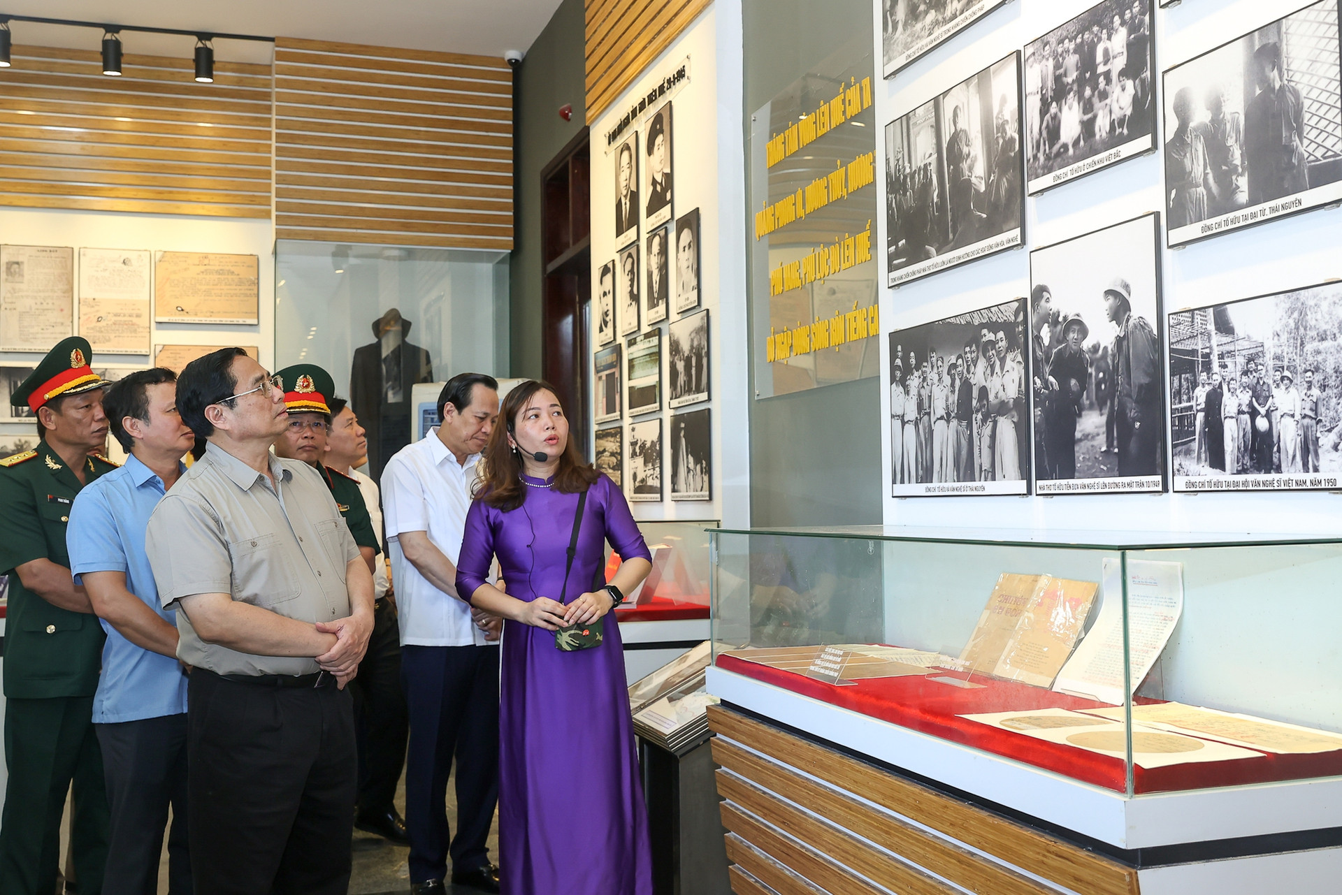 Thủ tướng Phạm Minh Chính dâng hương tưởng nhớ các anh hùng liệt sĩ, tri ân các gia đình chính sách - Ảnh 9.