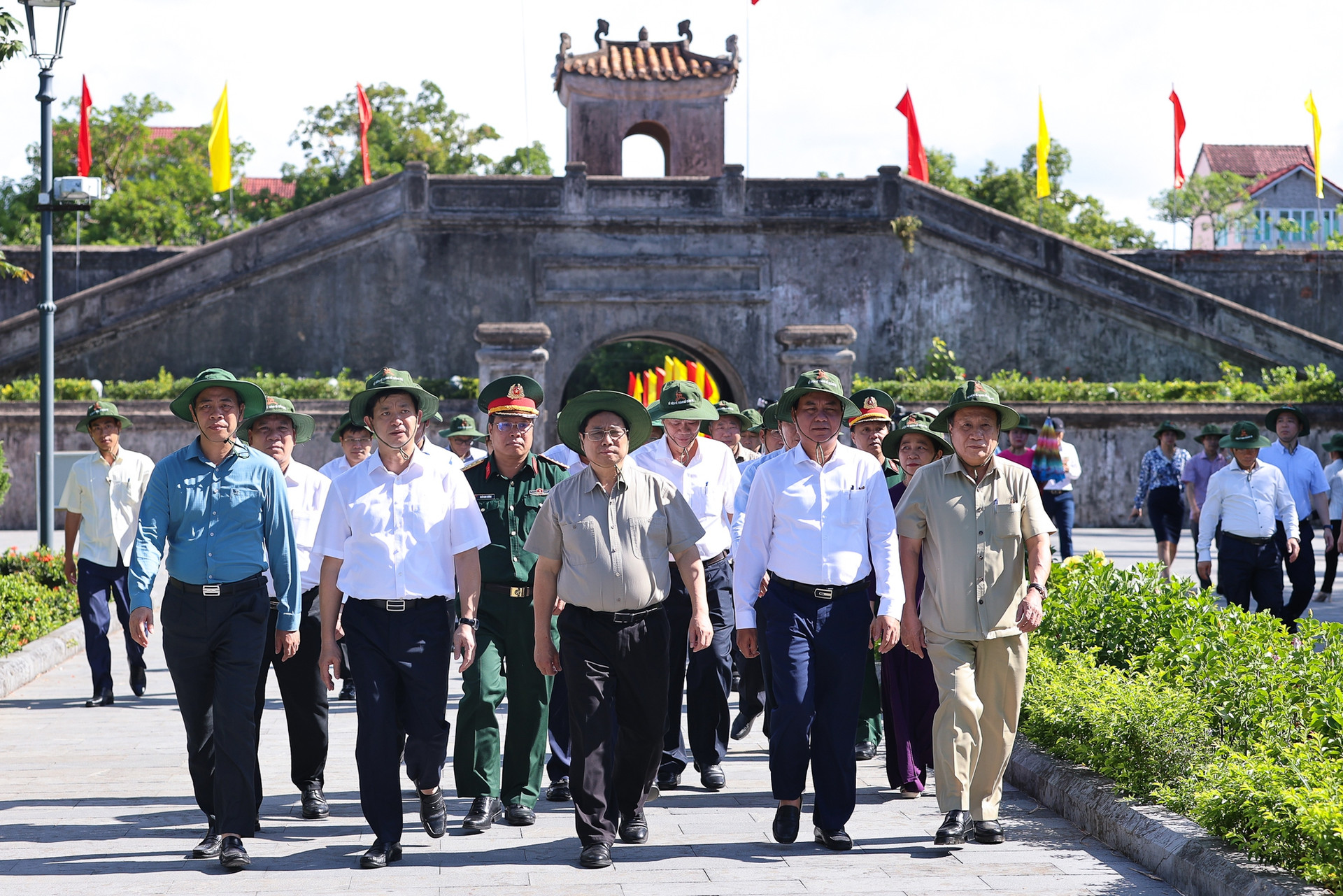 Thủ tướng Phạm Minh Chính dâng hương tưởng nhớ các anh hùng liệt sĩ, tri ân các gia đình chính sách - Ảnh 1.