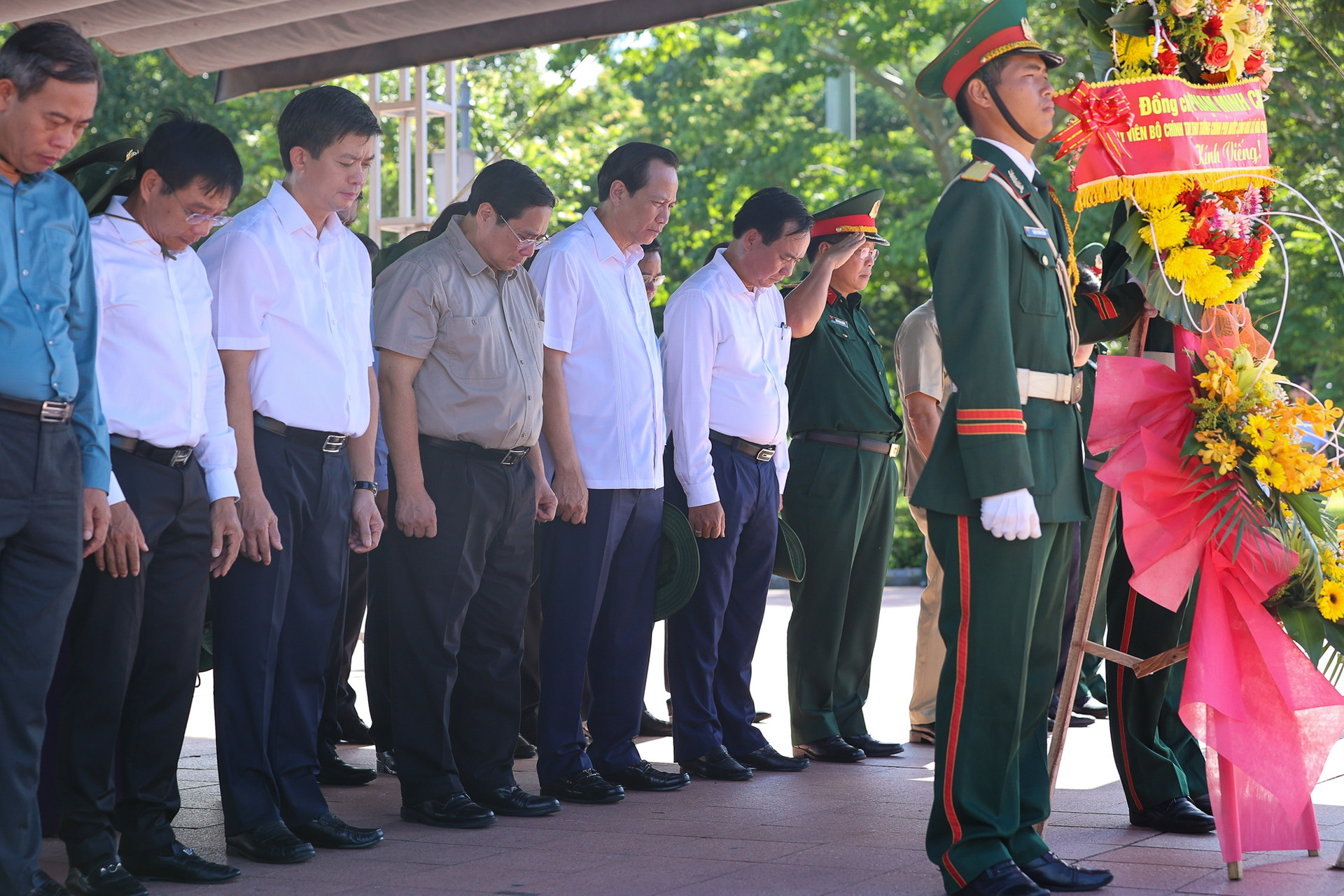 Thủ tướng Phạm Minh Chính dâng hương tưởng nhớ các anh hùng liệt sĩ, tri ân các gia đình chính sách - Ảnh 3.