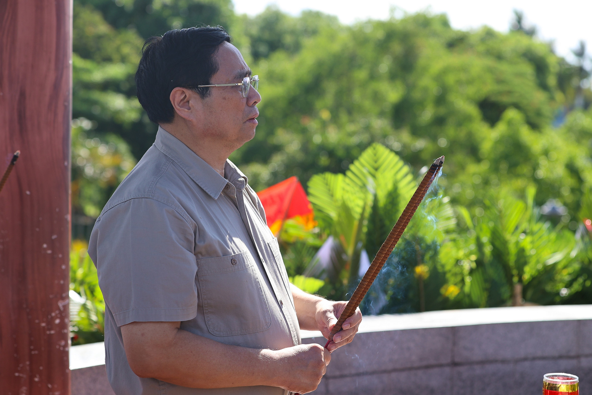 Thủ tướng Phạm Minh Chính dâng hương tưởng nhớ các anh hùng liệt sĩ, tri ân các gia đình chính sách - Ảnh 3.