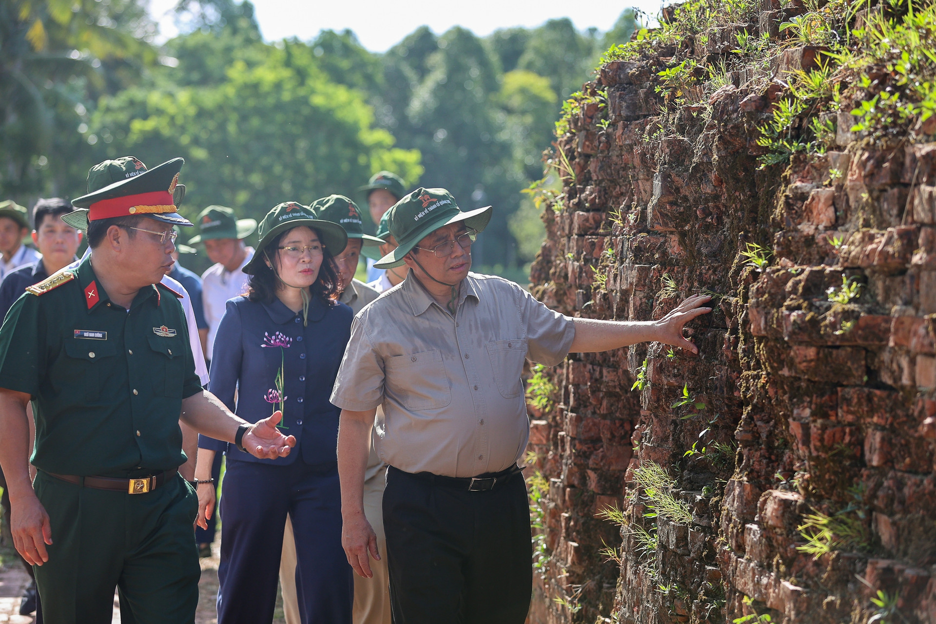 Thủ tướng Phạm Minh Chính dâng hương tưởng nhớ các anh hùng liệt sĩ, tri ân các gia đình chính sách - Ảnh 4.