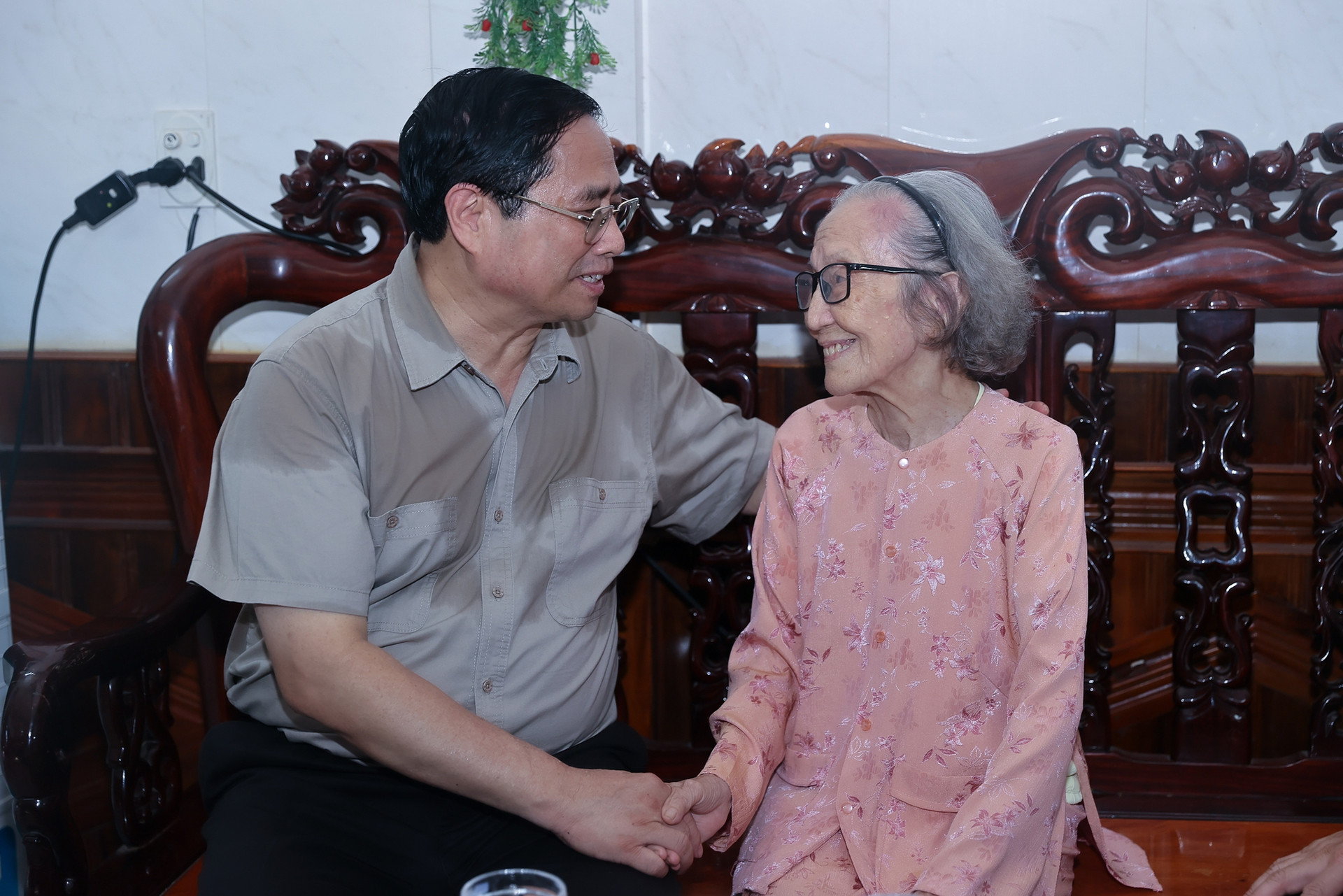 Thủ tướng Phạm Minh Chính dâng hương tưởng nhớ các anh hùng liệt sĩ, tri ân các gia đình chính sách - Ảnh 7.
