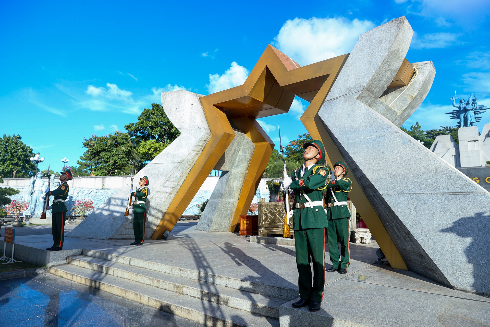 Thủ tướng Phạm Minh Chính dâng hương tưởng nhớ các anh hùng liệt sĩ, tri ân các gia đình chính sách - Ảnh 5.