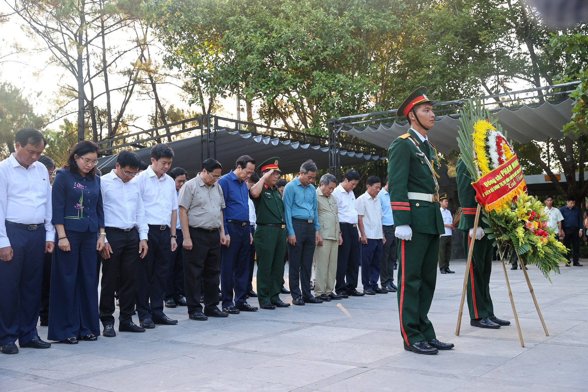 Thủ tướng Phạm Minh Chính dâng hương tưởng nhớ các anh hùng liệt sĩ, tri ân các gia đình chính sách - Ảnh 6.