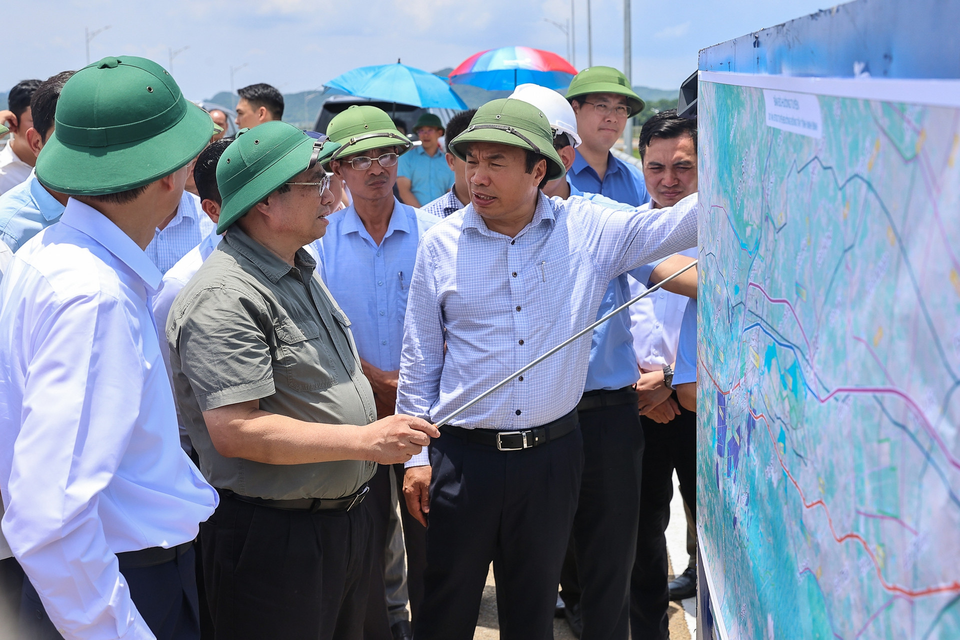 Thủ tướng khảo sát tuyến đường Đông-Tây trọng điểm của tỉnh Ninh Bình - Ảnh 1.