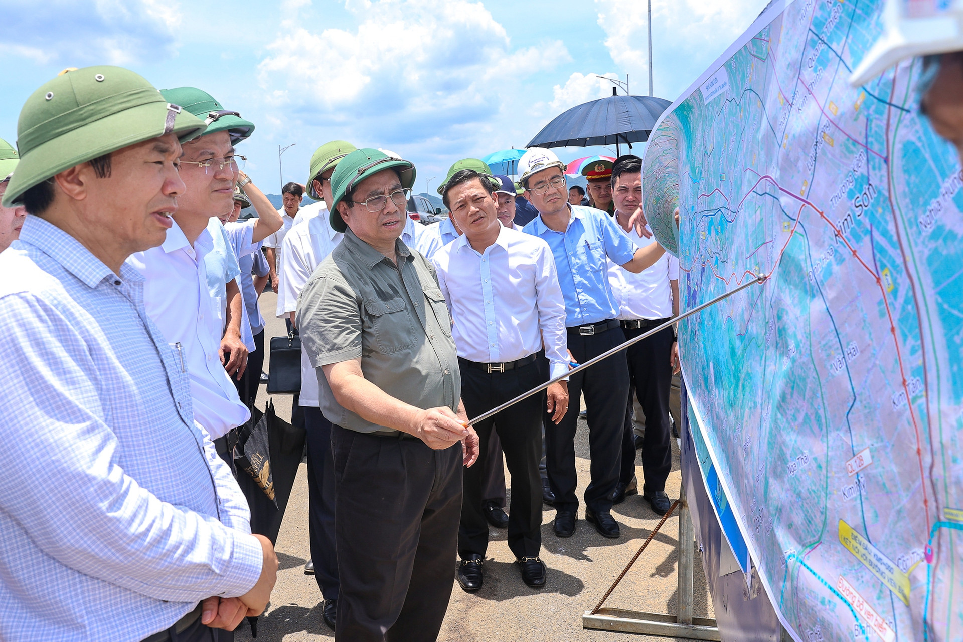 Thủ tướng khảo sát tuyến đường Đông-Tây trọng điểm của tỉnh Ninh Bình - Ảnh 2.