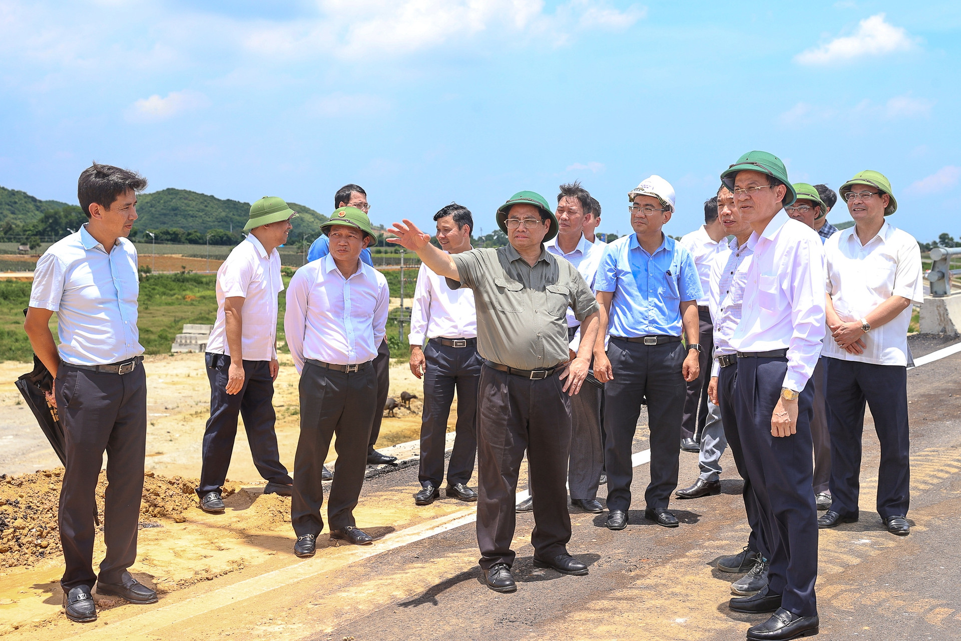 Thủ tướng khảo sát tuyến đường Đông-Tây trọng điểm của tỉnh Ninh Bình - Ảnh 3.