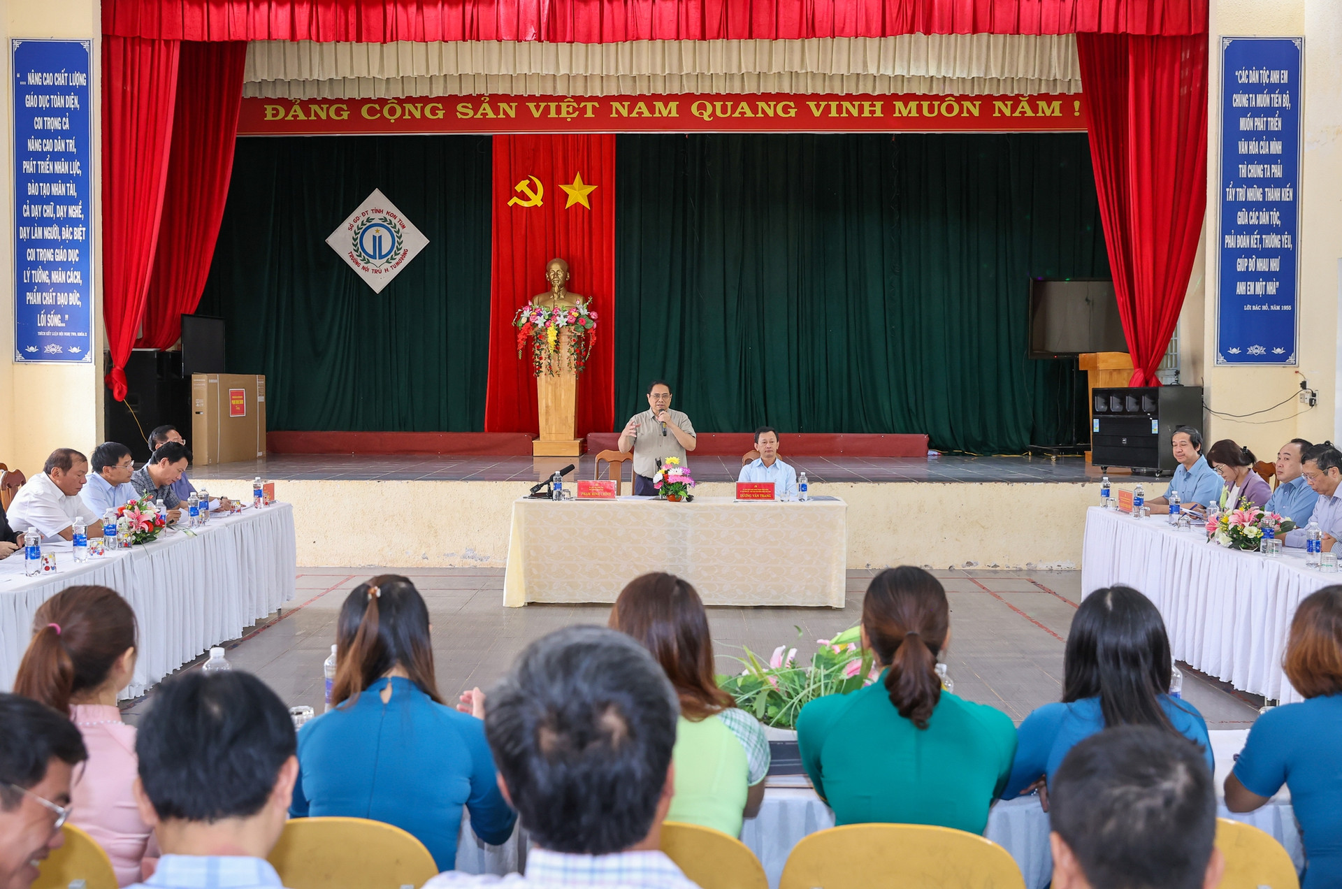 Thủ tướng thăm trường dân tộc nội trú tại huyện nghèo của Kon Tum - Ảnh 1.