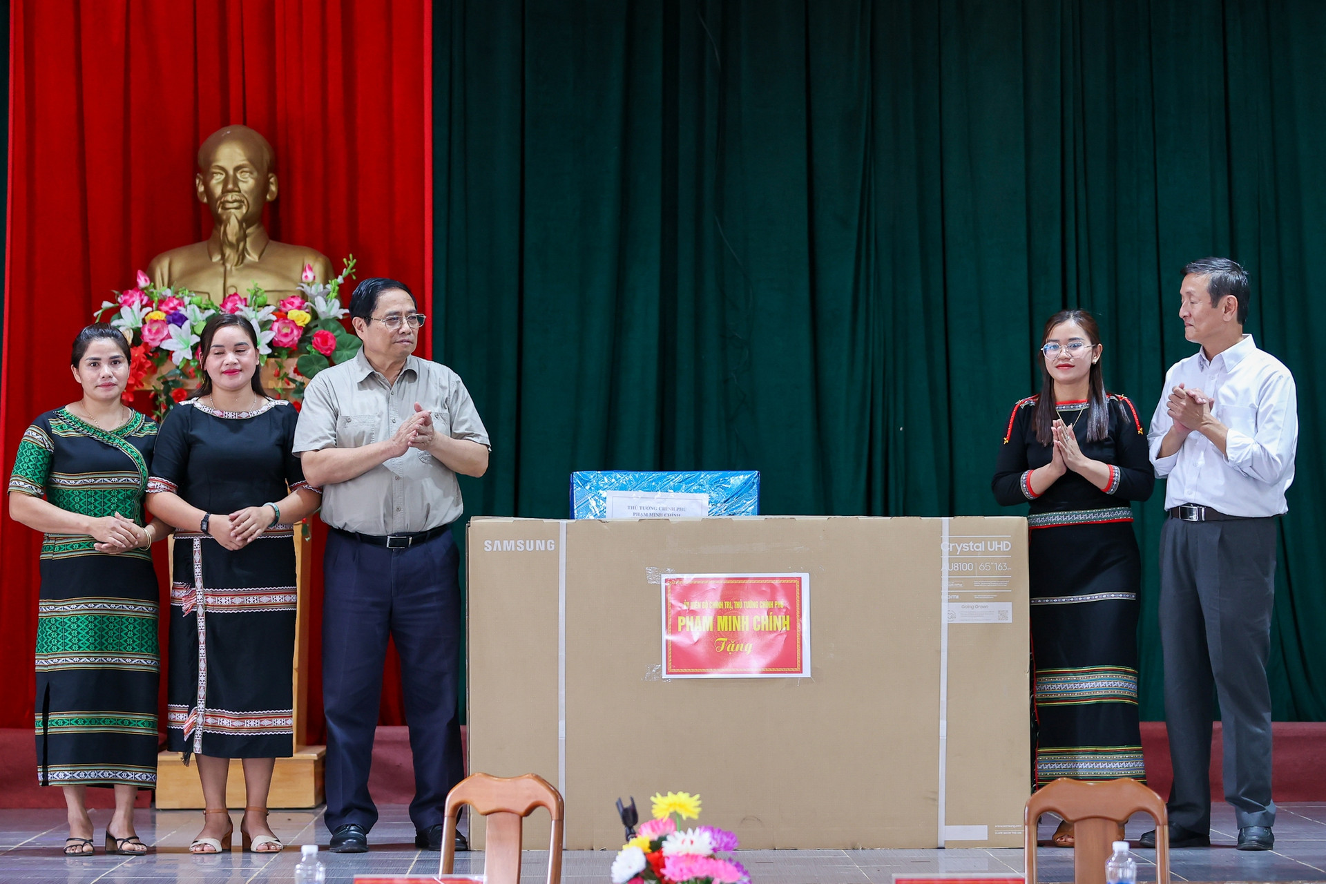 Thủ tướng thăm trường dân tộc nội trú tại huyện nghèo của Kon Tum - Ảnh 7.