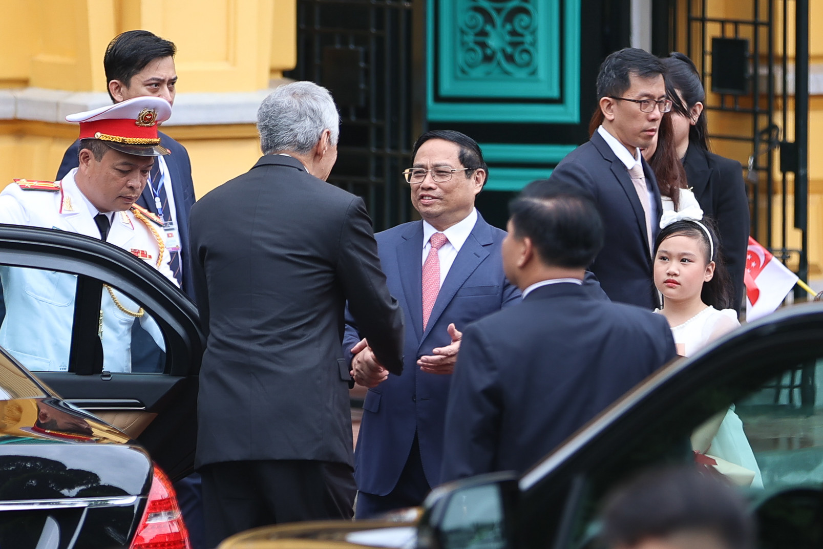 Thủ tướng Phạm Minh Chính chủ trì lễ đón Thủ tướng Singapore Lý Hiển Long - Ảnh 1.