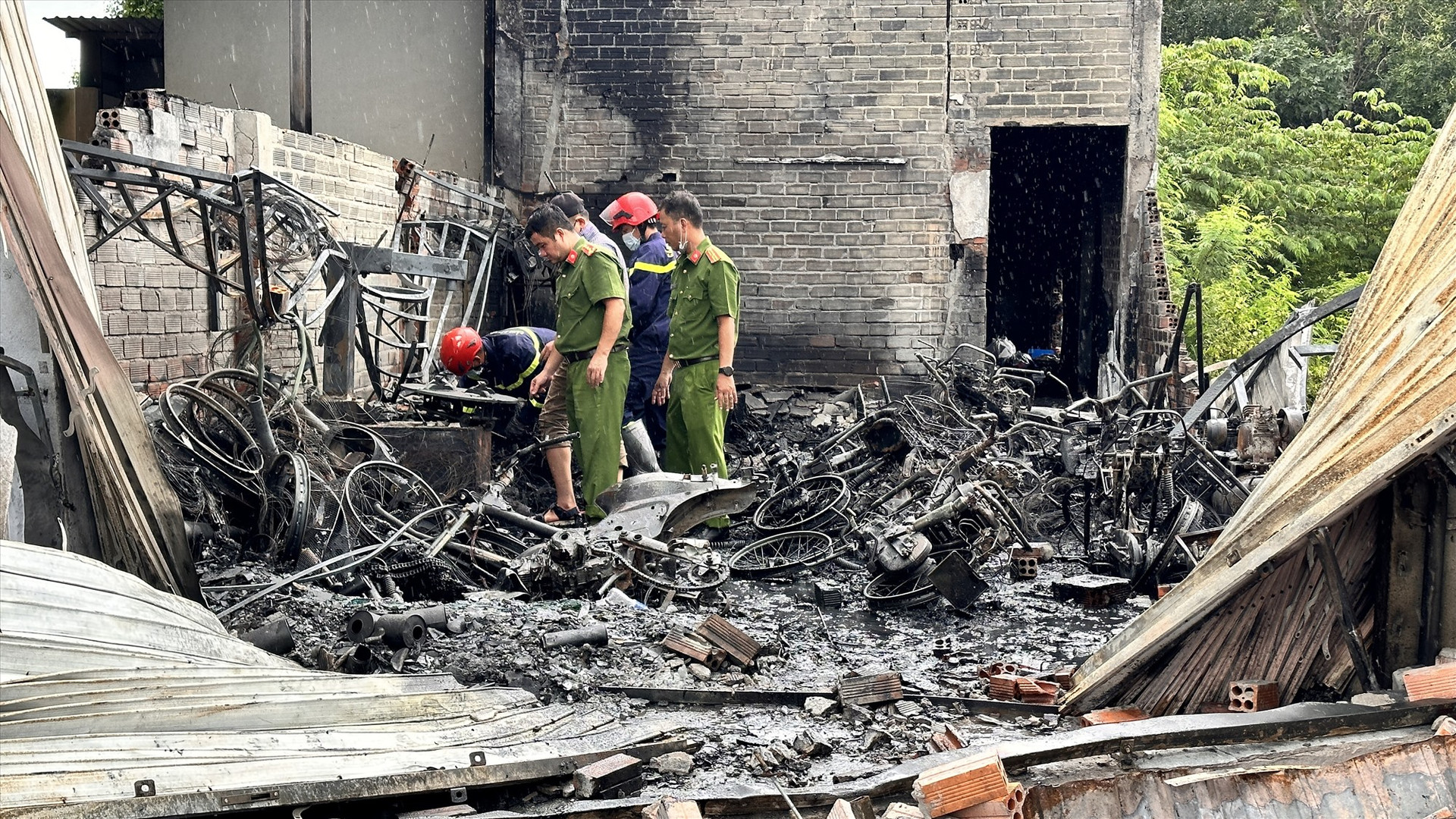 Tập trung khắc phục hậu quả, điều tra nguyên nhân vụ cháy nghiêm trọng tại Bình Thuận - Ảnh 1.