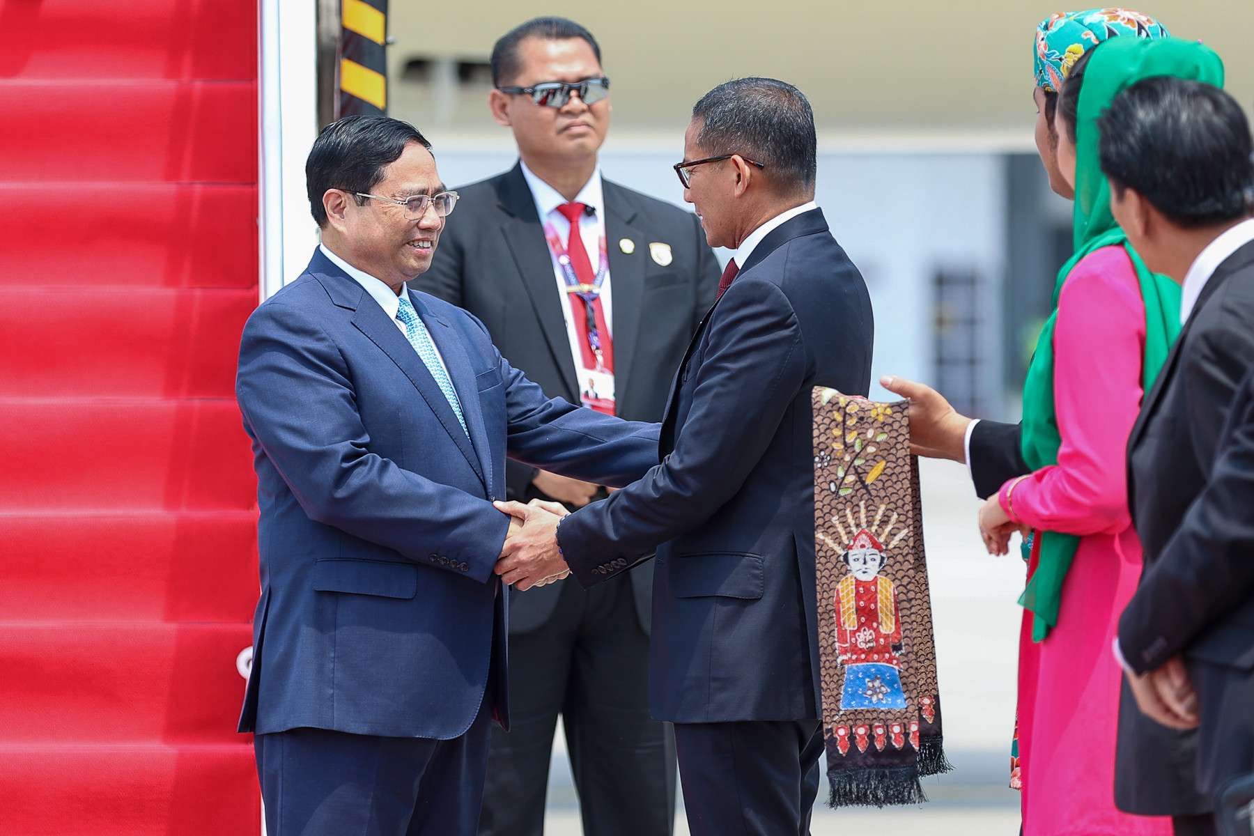 Thủ tướng Phạm Minh Chính tới Indonesia, bắt đầu chuyến công tác dự Hội nghị cấp cao ASEAN lần thứ 43 - Ảnh 2.