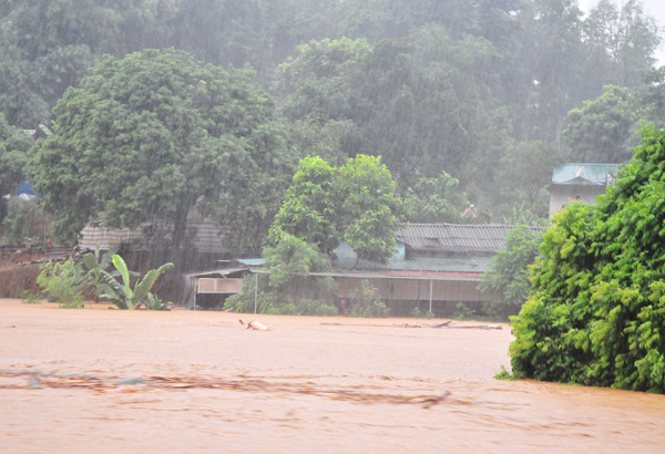 Thủ tướng yêu cầu tập trung khắc phục hậu quả lũ quét tại Lào Cai và ứng phó mưa lũ ở miền núi - Ảnh 1.