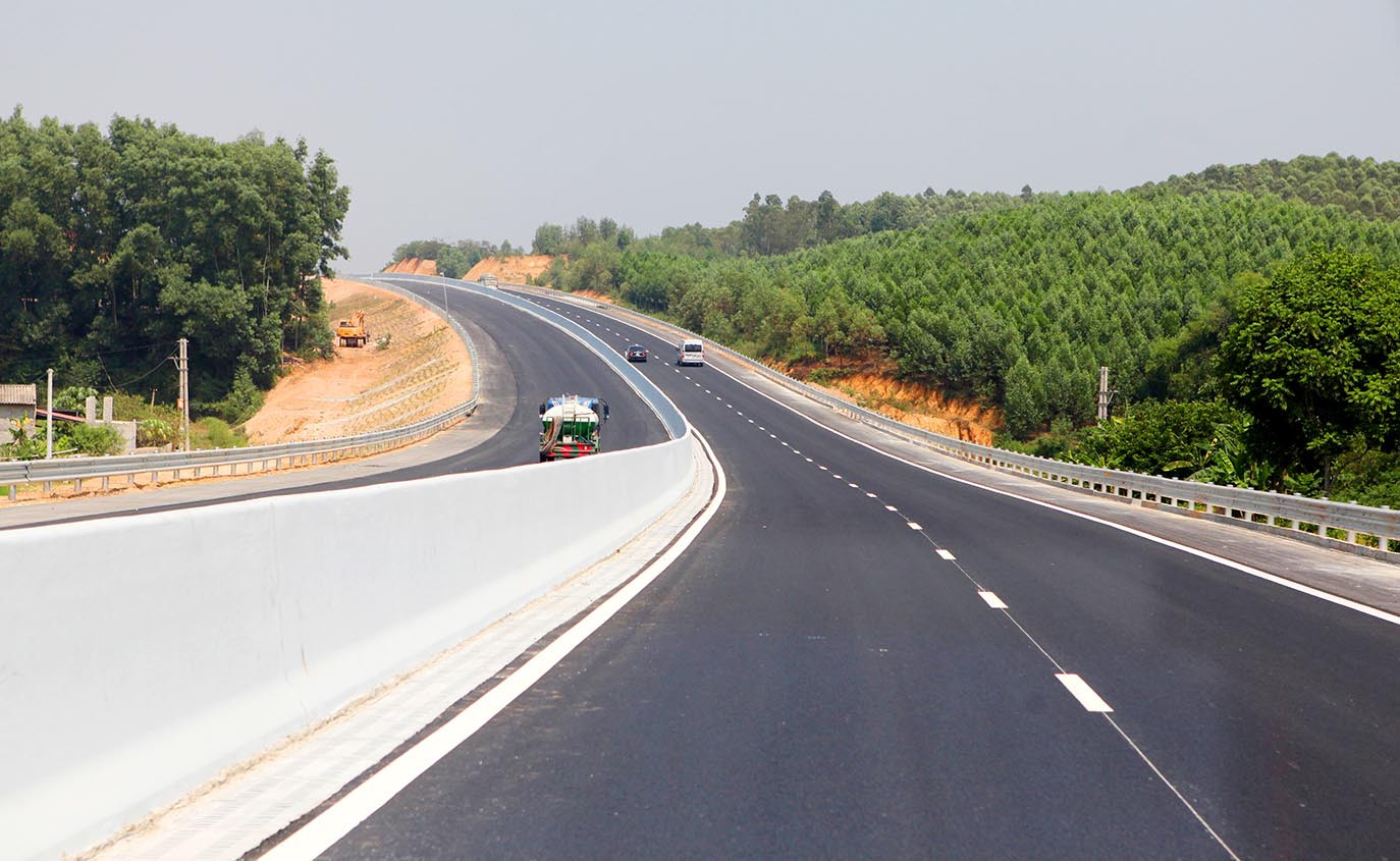 Khẩn trương xây dựng quy chuẩn đường bộ cao tốc, tập trung bảo đảm tiến độ, chất lượng các dự án hạ tầng giao thông - Ảnh 1.